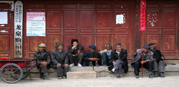 les vieux sur une place de village